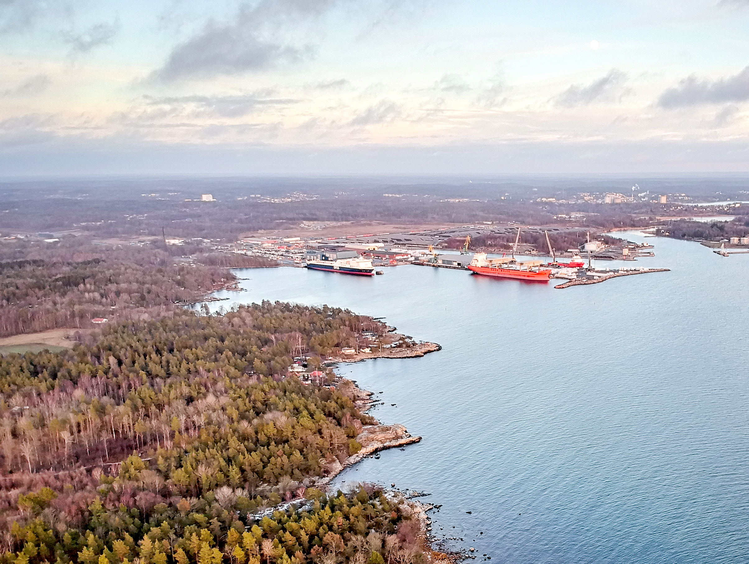 Luftaufnahme des Hafens von Karlshamn an der schwedischen Südküste - von hier legt deine Nachtfähre nach Klaipėda ab.