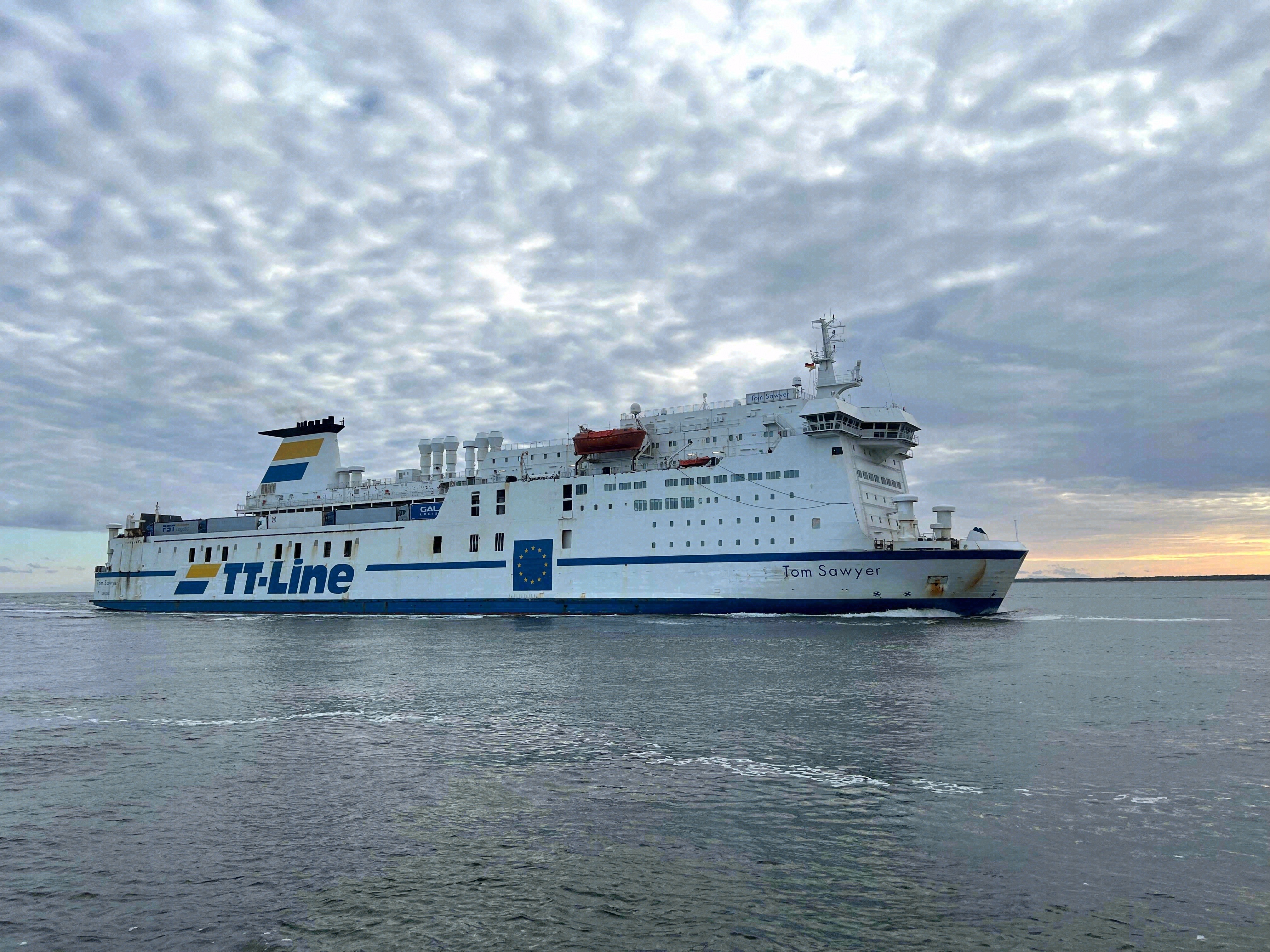 Die TT-Line-Fähre Tom Sawyer auf der Ostsee bei Rostock - eines der Schiffe auf dem Weg nach Klaipėda.