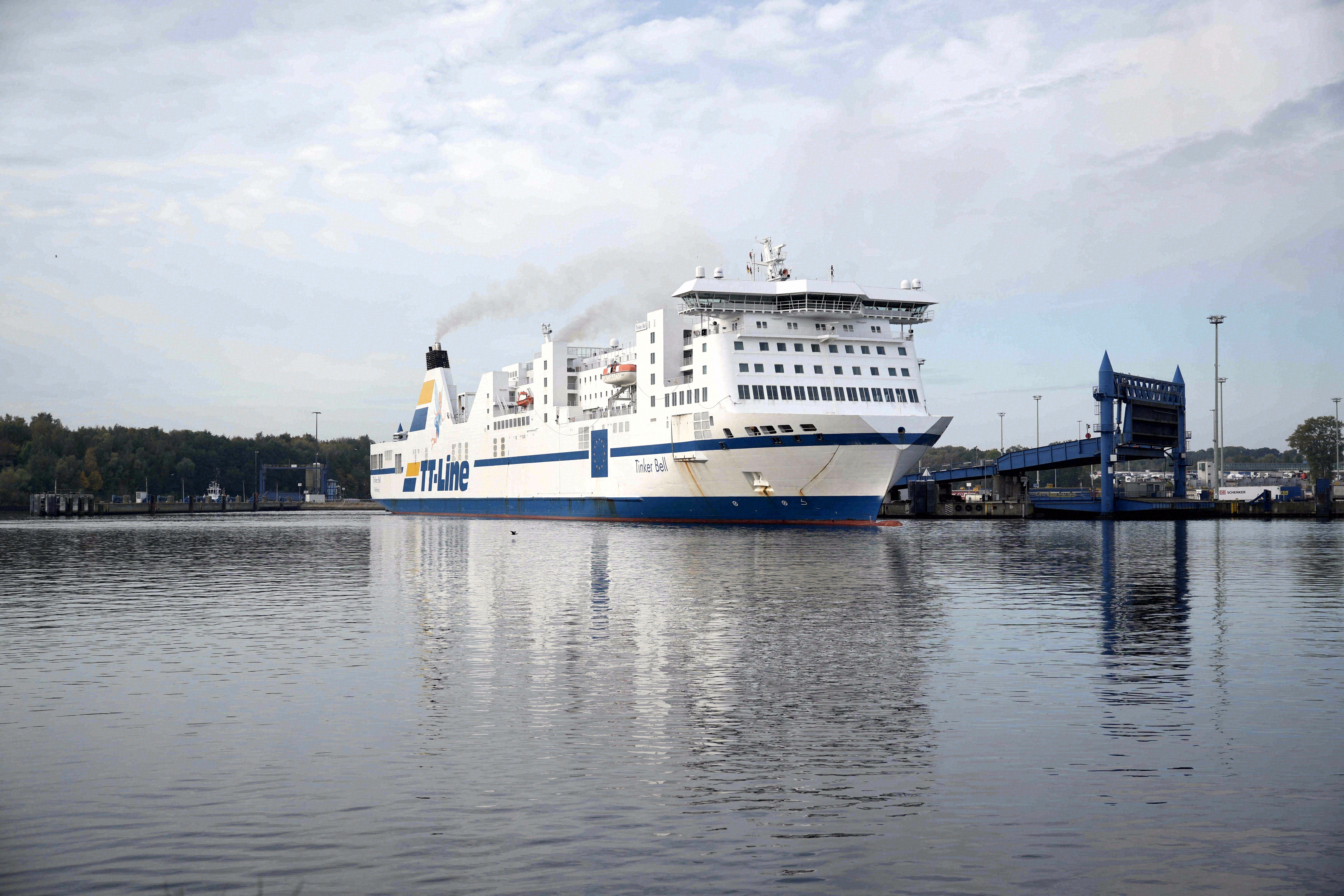 Die TT-Line-Fähre Tinker Bell legt am Skandinavienkai in Travemünde ab - von hier startet deine Überfahrt nach Klaipėda.