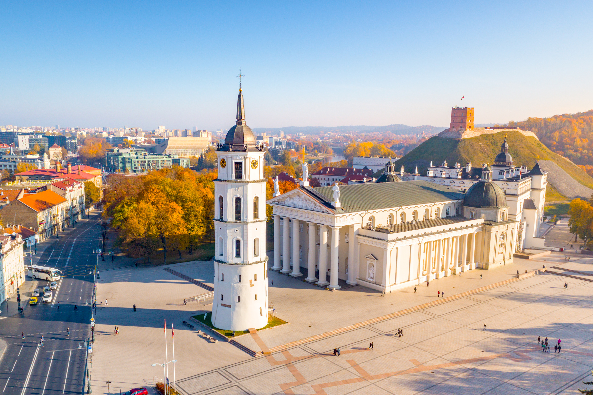 Der Kathedralenplatz in Vilnius mit dem Glockenturm - ein lohnendes Ziel für die Weiterreise ab Klaipėda.